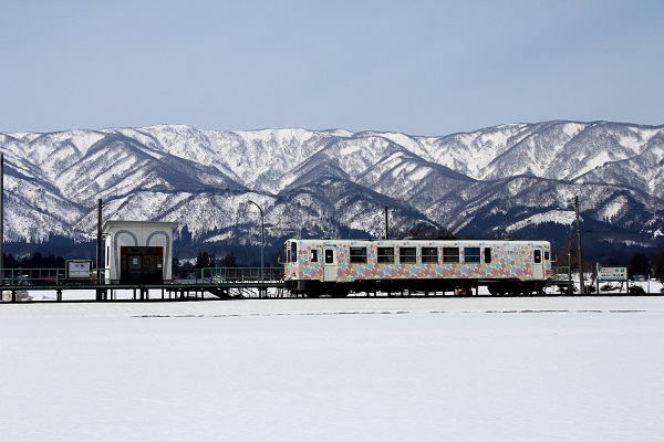 雪の中を走るフラワー長井線