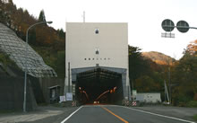 現在の西栗子トンネル（昭和41竣工）の写真