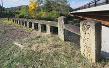 堅磐橋の親柱と欄干の写真