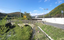 堅磐橋と国道13号線(右)の写真