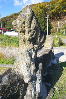 奇岩を模した親柱の写真2