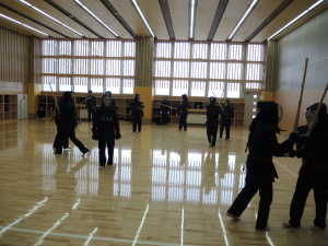 剣道場で剣道をする生徒